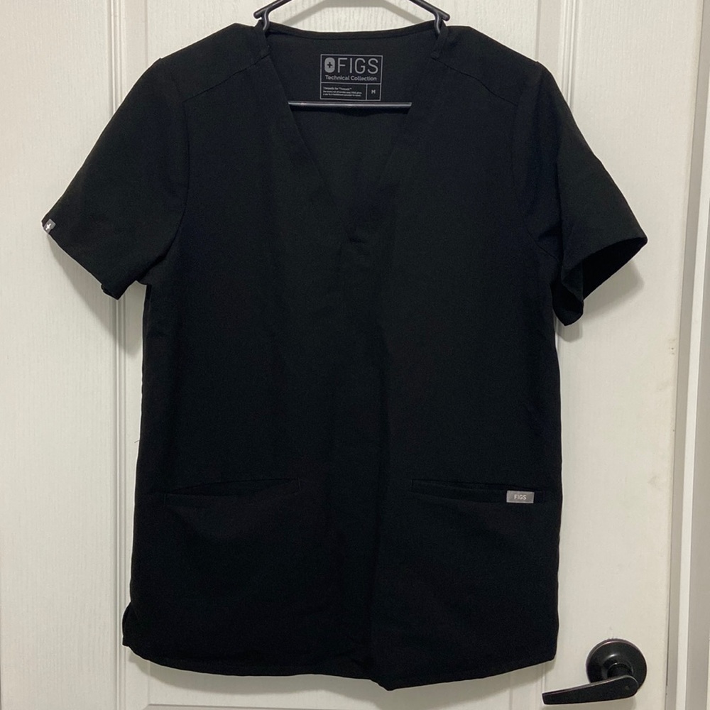 Womens FIGS scrub top with 2 front pockets